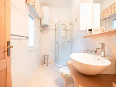 Badezimmer mit Dusche und WC