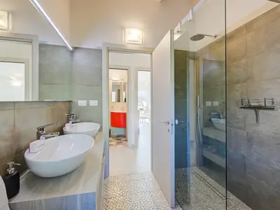 Badezimmer mit Dusche