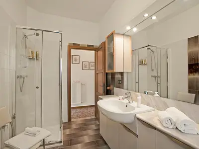 Badezimmer mit Dusche