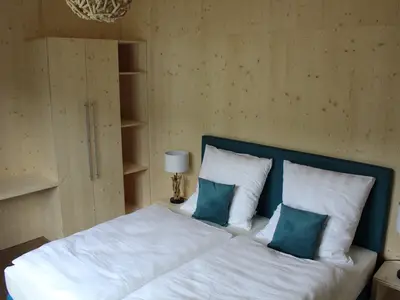 Schlafzimmer mit Doppelbett