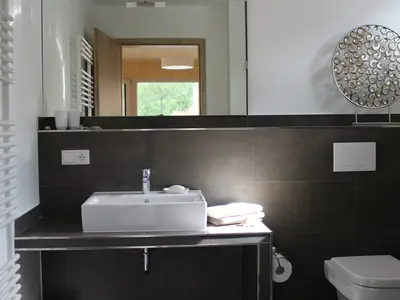 Badezimmer mit Dusche und WC