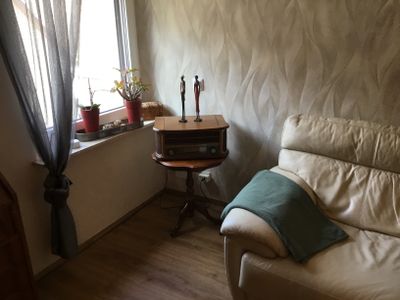 kleines Wohnzimmer mit gemütlicher Ledercouch