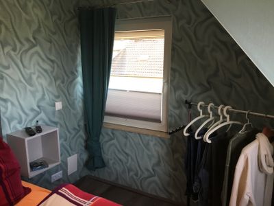 Schlafzimmer mit zweitem kleinen Fenster