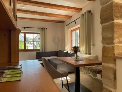 Esstisch und Wohnzimmer