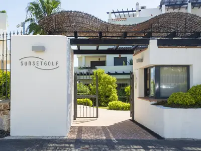 Eingeschlossener Eingang zum Komplex mit Sicherheitsgarde