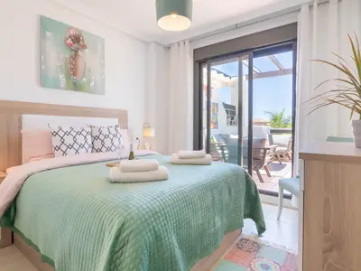 Hauptschlafzimmer mit Zugang zur Terrasse