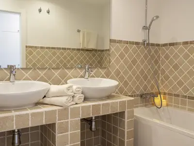 Hauptbadezimmer mit Badewanne en suite