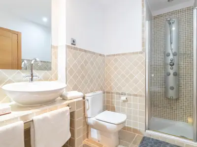 Hauptbadezimmer mit Badewanne und Dusche