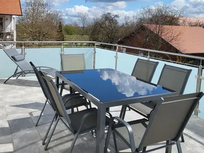 Großer Balkon mit Sonnenliege