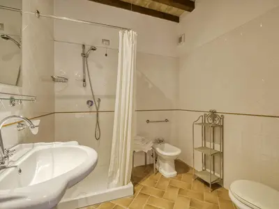 Badezimmer mit Dusche