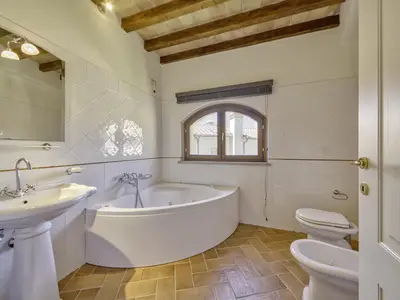 Badezimmer mit Badewanne