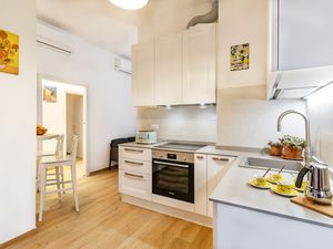 23918795-Appartement-8-Firenze-300x225-2