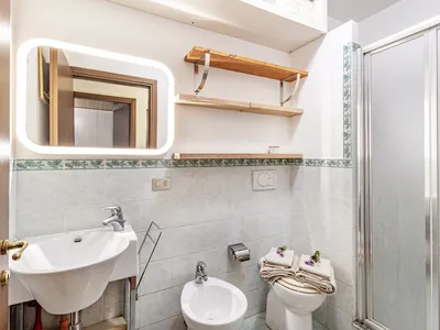Badezimmer mit Dusche