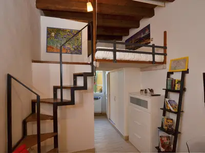 Das Hochbett auf dem Dachboden und die kleine Treppe