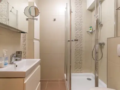 Badezimmer mit Dusche