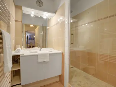 Badezimmer mit Dusche