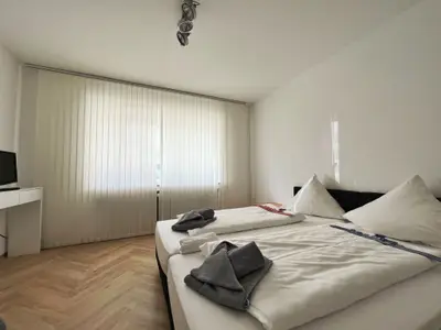 Schlafzimmer 1