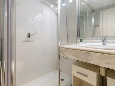 Dusche en suite im Hauptschlafzimmer