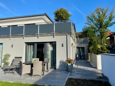 Eingang und Terrasse