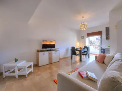 Wohnzimmer-Küche mit Schlafsofa und Smart TV