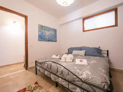 Schlafzimmer mit Doppelbett