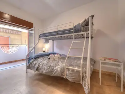 Zimmer mit Etagenbett, Doppel- und Einzelbett