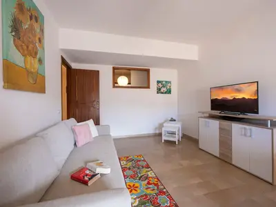 Wohnzimmer-Küche mit Schlafsofa und Smart TV