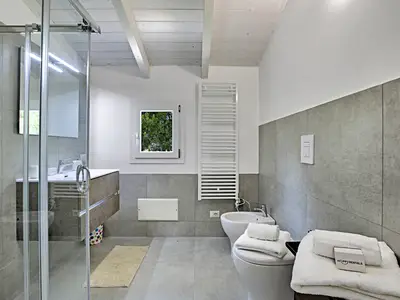 Badezimmer mit Dusche