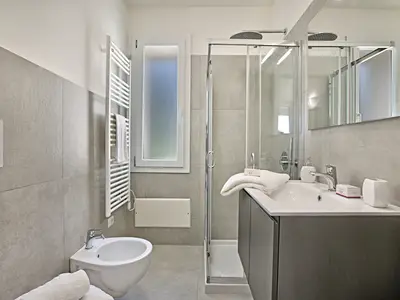 Badezimmer mit Dusche