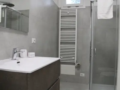 Badezimmer mit Dusche