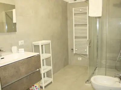 Badezimmer mit Dusche