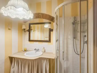 Badezimmer mit Dusche