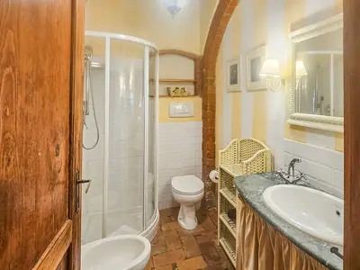 Badezimmer mit Dusche
