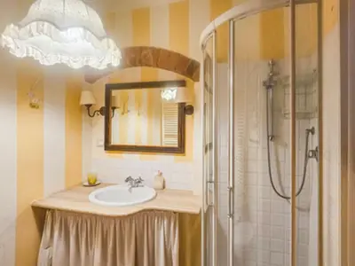 Badezimmer mit Dusche