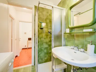 Badezimmer mit Dusche
