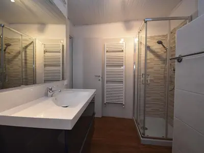 Badezimmer mit Dusche
