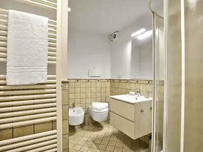 Badezimmer mit Dusche