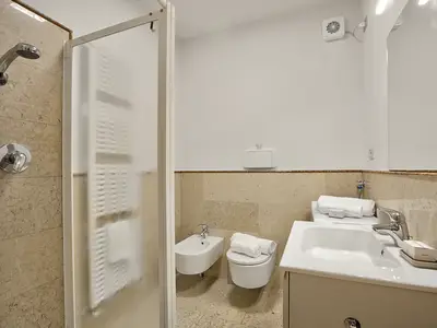 Badezimmer mit Dusche
