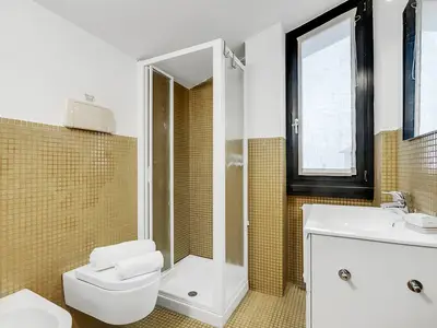 Badezimmer mit Dusche
