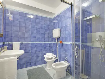 Badezimmer mit Dusche