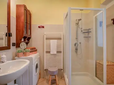 Badezimmer mit Dusche