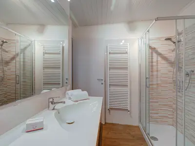 Badezimmer mit Dusche