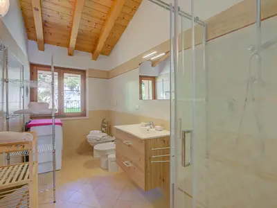 Badezimmer mit Dusche