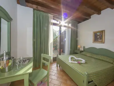 Schlafzimmer mit Doppelbett