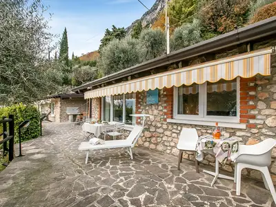 Entspannungsraum mit Blick auf die Höhle