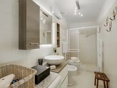 Badezimmer mit Dusche