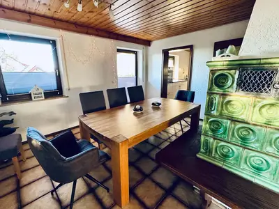 Essplatz mit ausziehbaren Holztisch (bis zu 12 Personen)