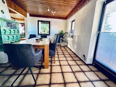 Essplatz mit ausziehbaren Holztisch (bis zu 12 Personen)