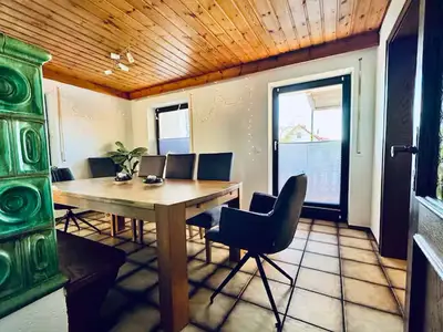 Essplatz mit ausziehbaren Holztisch (bis zu 12 Personen)