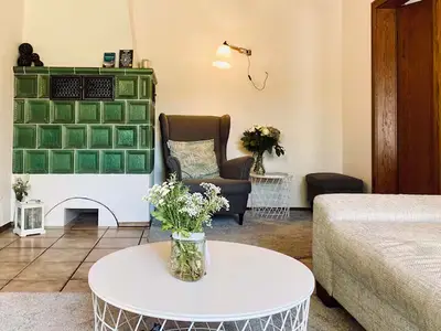 Cozy Lesesessel neben Kachelofen